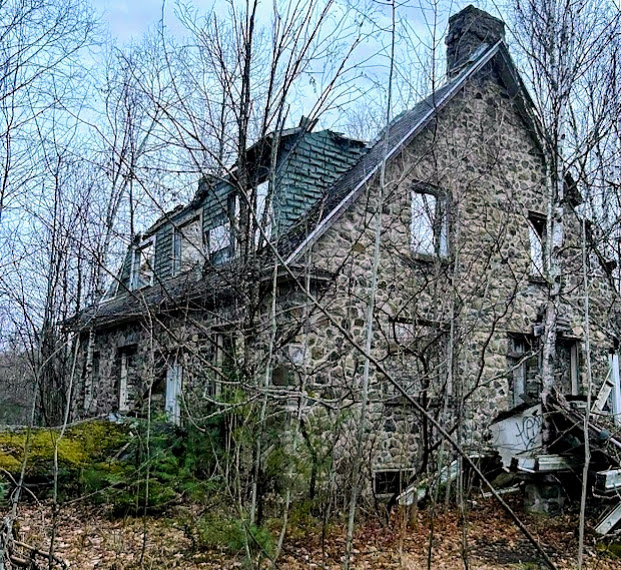 La fascinante histoire de la maison Parkes au 1001 chemin de Dunany. La fascinante histoire de la maison Parkes au 1001 chemin de Dunany.