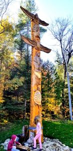 Et voilà le nouveau Mât Totémique!