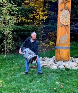 George Stein, voisin des Hindle, qui était présent lors de l'érection du premier mat en 1994, participe à son brulage.