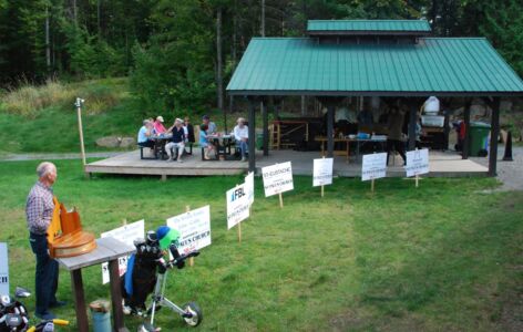 Robert Percy, Grand Maître de l’Omnium St-Paul – aussi connu sous le nom de Priez et Jouez - s'adresse aux fidèles de Dunany.