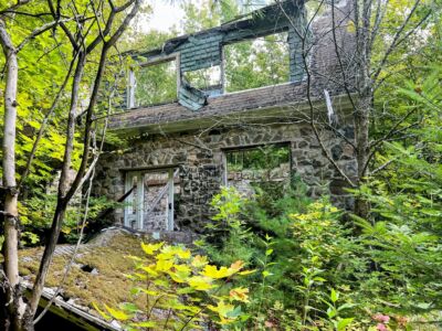 Another view of the abandoned house.